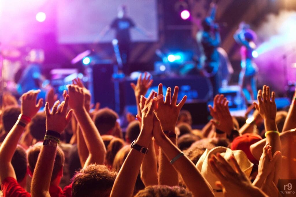 Praia do Gonzaga recebe show de Toquinho e Sinfônica de Santos SP